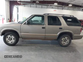 2002 Chevrolet Blazer LS z VIN 1GNDT13WX2K182268, wystawiony jako IAAI lot #41872743 z przebiegiem 135 008 mil mil oraz . Historia ofert i sprzedaży dostępna na DreamBid. Obrazek 14.