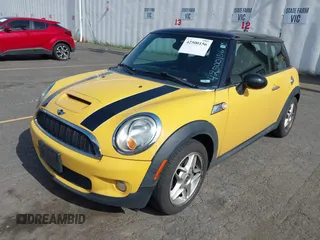 2009 MINI Hardtop S z VIN WMWMF73579TT97876, wystawiony jako IAAI lot #42500156 z przebiegiem 115 037 mil mil oraz . Historia ofert i sprzedaży dostępna na DreamBid. Obrazek 2.