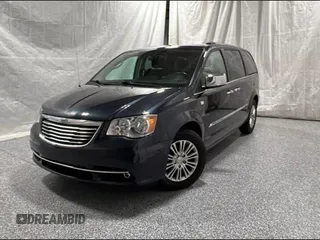 2014 Chrysler Town & Country Touring L z VIN 2C4RC1CG6ER252247, wystawiony jako Copart lot #56896245 z przebiegiem 109 485 mil mil oraz Czysty tytuł • Clean title. Historia ofert i sprzedaży dostępna na DreamBid. Obrazek 2.