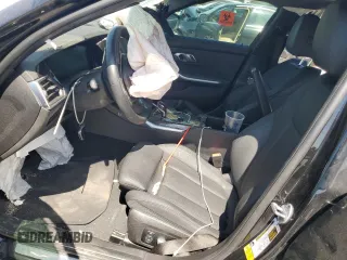 2020 BMW 3 Series 330i z VIN 3MW5R1J02L8B18977, wystawiony jako Copart lot #57972275 z przebiegiem Nie podano mil oraz Nie do naprawy • Non repairable. Historia ofert i sprzedaży dostępna na DreamBid. Obrazek 7.