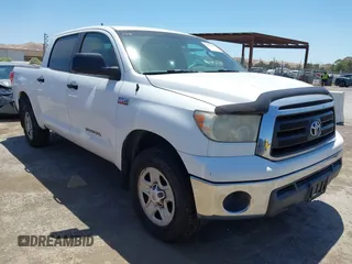 2011 Toyota Tundra z VIN 5TFEY5F19BX102886, wystawiony jako IAAI lot #42473156 z przebiegiem 323 721 mil mil oraz . Historia ofert i sprzedaży dostępna na DreamBid. Obrazek 1.