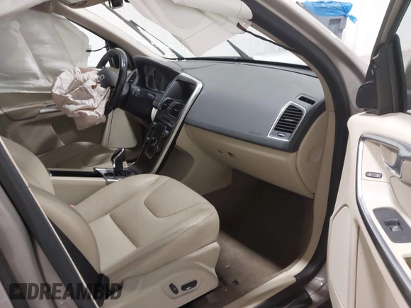 2015 Volvo XC60 T5 Drive-E Premier Plus with VIN YV440MDC6F2616258, listed as a IAAI auction lot 41530303 with 129,950 mi miles. Bid and sale history available at carsss.com. Image 5.