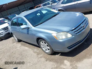 2006 Toyota Avalon XL z VIN 4T1BK36B86U117948, wystawiony jako IAAI lot #42128681 z przebiegiem 121 694 mil mil oraz . Historia ofert i sprzedaży dostępna na DreamBid. Obrazek 1.