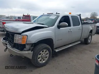 2013 GMC Sierra 2500HD SLT z VIN 1GT121C83DF202114, wystawiony jako IAAI lot #41669669 z przebiegiem 179 676 mil mil oraz . Historia ofert i sprzedaży dostępna na DreamBid. Obrazek 2.