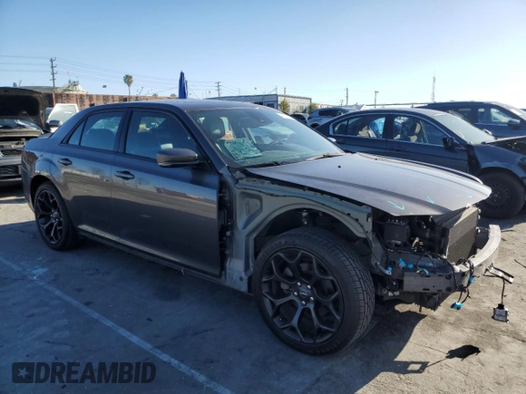 2020 Chrysler 300 S z VIN 2C3CCABG3LH158907, wystawiony jako Copart lot #49107695 z przebiegiem 70 204 mil mil oraz Szkody całkowita. Historia ofert i sprzedaży dostępna na DreamBid. Obrazek 4.
