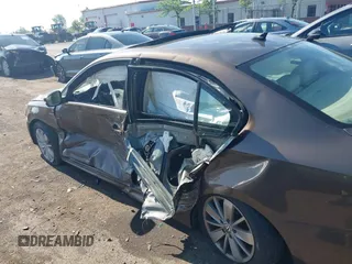 2015 Volkswagen Jetta Sport z VIN 3VWD17AJ5FM411217, wystawiony jako IAAI lot #42563776 z przebiegiem 84 520 mil mil oraz . Historia ofert i sprzedaży dostępna na DreamBid. Obrazek 6.