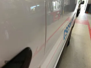 2018 Ford Transit z VIN 1FTYE1YM0JKB52111, wystawiony jako IAAI lot #42789026 z przebiegiem 132 936 mil mil oraz . Historia ofert i sprzedaży dostępna na DreamBid. Obrazek 12.