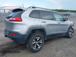 2017 Jeep Cherokee Trailhawk z VIN 1C4PJMBB8HW565462, wystawiony jako IAAI lot #42696507 z przebiegiem 114 819 mil mil oraz . Historia ofert i sprzedaży dostępna na DreamBid. Obrazek 4.