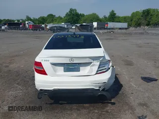 2013 Mercedes-Benz C 300 Sport z VIN WDDGF8AB9DR295926, wystawiony jako IAAI lot #42256993 z przebiegiem 217 669 mil mil oraz . Historia ofert i sprzedaży dostępna na DreamBid. Obrazek 16.