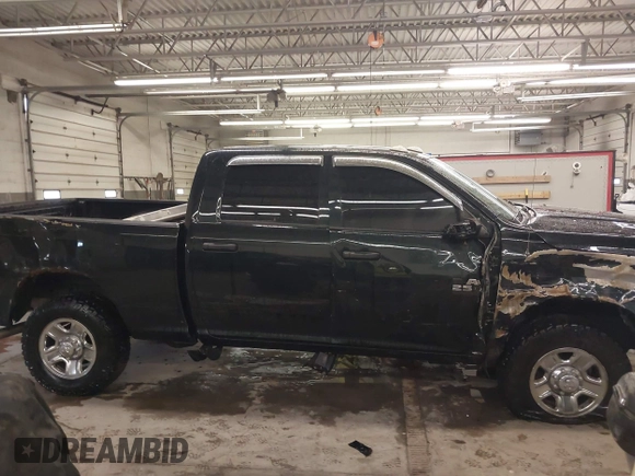 2018 Ram 2500 Tradesman with VIN 3C6UR5CJ3JG121229, listed as a IAAI auction lot 41679189 with 95,956 mi miles and . Bid and sale history available at DreamBid. Image 14.