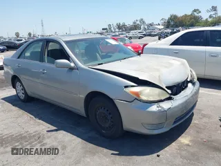 2005 Toyota Camry STD z VIN 4T1BE32K75U572107, wystawiony jako IAAI lot #42316301 z przebiegiem 152 352 mil mil oraz . Historia ofert i sprzedaży dostępna na DreamBid. Obrazek 1.