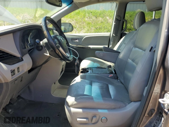 2015 Toyota Sienna Limited z VIN 5TDDK3DCXFS114353, wystawiony jako Copart lot #54853855 z przebiegiem 162 633 mil mil oraz Tytuł czysty. Historia ofert i sprzedaży dostępna na DreamBid. Obrazek 7.