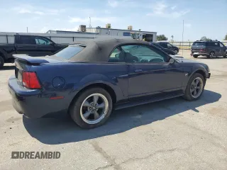 2002 Ford Mustang GT Deluxe z VIN 1FAFP45X22F101551, wystawiony jako Copart lot #55184645 z przebiegiem 137 971 mil mil oraz Szkoda całkowita • Salvage title. Historia ofert i sprzedaży dostępna na DreamBid. Obrazek 3.