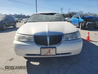 2000 Lincoln Town Car Signature z VIN 1LNHM82W2YY813274, wystawiony jako Copart lot #47288135 z przebiegiem 110 192 mil mil oraz Czysty tytuł • Clean title. Historia ofert i sprzedaży dostępna na DreamBid. Obrazek 5.