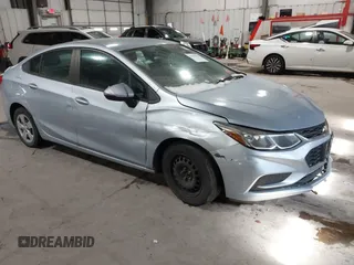 2017 Chevrolet Cruze LS z VIN 1G1BC5SM7H7184068, wystawiony jako IAAI lot #41601070 z przebiegiem 144 080 mil mil oraz . Historia ofert i sprzedaży dostępna na DreamBid. Obrazek 1.