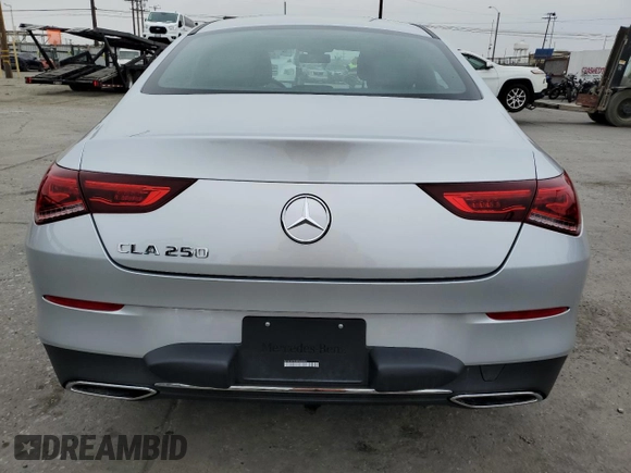 2023 Mercedes-Benz CLA 250 z VIN W1K5J4GB7PN386050, wystawiony jako Copart lot #58866305 z przebiegiem 14 883 mil mil oraz Szkoda całkowita • Salvage title. Historia ofert i sprzedaży dostępna na DreamBid. Obrazek 6.