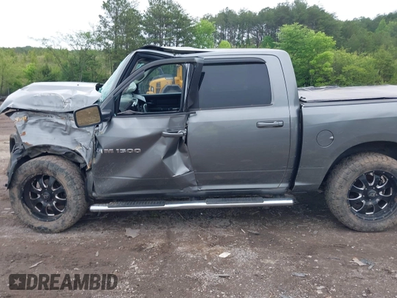 2012 Ram 1500 Sport z VIN 1C6RD7MT2CS108015, wystawiony jako IAAI lot #42093708 z przebiegiem Nie podano mil oraz . Historia ofert i sprzedaży dostępna na DreamBid. Obrazek 11.