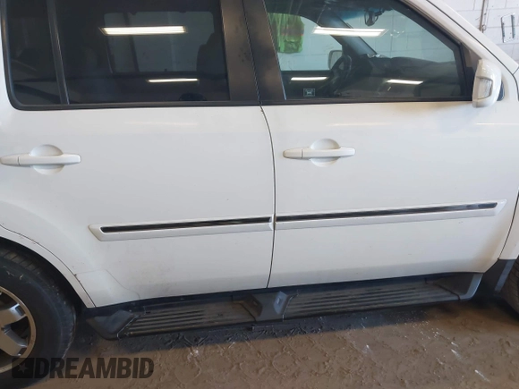 2010 Honda Pilot Touring with VIN 5FNYF4H95AB019903, listed as a IAAI auction lot 42196082 with 233,527 mi miles and . Bid and sale history available at carsss.com. Image 13.