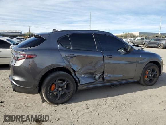 2024 Alfa Romeo Stelvio Veloce z VIN ZASPAKBN3R7D71181, wystawiony jako Copart lot #87510335 z przebiegiem 19 477 mil mil oraz Szkody całkowita. Historia ofert i sprzedaży dostępna na DreamBid. Obrazek 3.