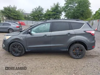 2017 Ford Escape SE z VIN 1FMCU9G95HUC83618, wystawiony jako IAAI lot #42324672 z przebiegiem 132 910 mil mil oraz . Historia ofert i sprzedaży dostępna na DreamBid. Obrazek 14.