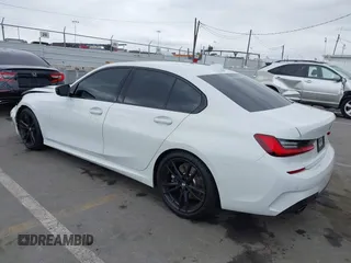 2021 BMW 3 Series 330i z VIN 3MW5R1J04M8C06043, wystawiony jako IAAI lot #42109872 z przebiegiem 62 325 mil mil oraz . Historia ofert i sprzedaży dostępna na DreamBid. Obrazek 3.