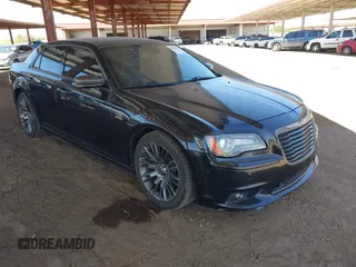 2013 Chrysler 300 C John Varvatos Limited Edition z VIN 2C3CCADG0DH698178, wystawiony jako IAAI lot #42250508 z przebiegiem 182 151 mil mil oraz . Historia ofert i sprzedaży dostępna na DreamBid. Obrazek 1.