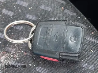 2000 Volkswagen Jetta z VIN 3VWSC29M4YM115496, wystawiony jako IAAI lot #41912780 z przebiegiem 200 439 mil mil oraz . Historia ofert i sprzedaży dostępna na DreamBid. Obrazek 11.