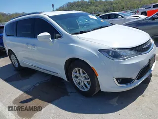 2020 Chrysler Pacifica Touring L z VIN 2C4RC1BG6LR125156, wystawiony jako IAAI lot #42008577 z przebiegiem 104 209 mil mil oraz . Historia ofert i sprzedaży dostępna na DreamBid. Obrazek 1.