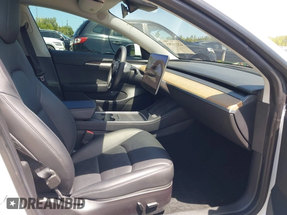 2022 Tesla Model 3 Long Range z VIN 5YJ3E1EB4NF163001, wystawiony jako IAAI lot #42211705 z przebiegiem 53 487 mil mil oraz . Historia ofert i sprzedaży dostępna na DreamBid. Obrazek 5.