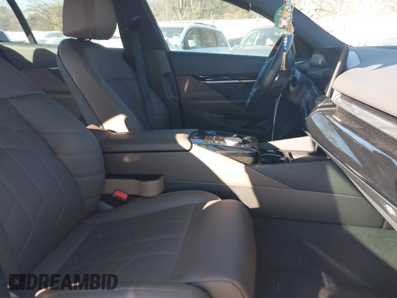 2024 BMW i5 M60 z VIN WBY43FK01RCP34925, wystawiony jako IAAI lot #41100557 z przebiegiem 27 814 mil mil oraz . Historia ofert i sprzedaży dostępna na DreamBid. Obrazek 5.