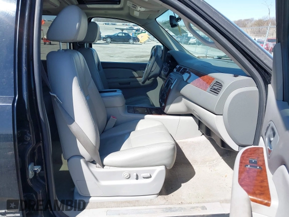 2008 Chevrolet Tahoe 1LT z VIN 1GNFK130X8J138051, wystawiony jako IAAI lot #41983344 z przebiegiem 235 811 mil mil oraz . Historia ofert i sprzedaży dostępna na DreamBid. Obrazek 5.