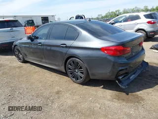 2018 BMW 5 Series 540i z VIN WBAJE5C50JWA96205, wystawiony jako IAAI lot #42213253 z przebiegiem 96 198 mil mil oraz . Historia ofert i sprzedaży dostępna na DreamBid. Obrazek 3.