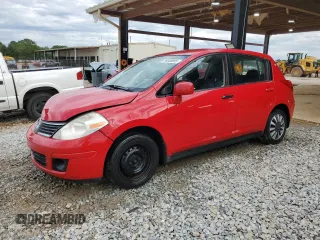 2007 Nissan Versa S z VIN 3N1BC13E27L446857, wystawiony jako Copart lot #54938895 z przebiegiem 243 248 mil mil oraz Szkoda całkowita • Salvage title. Historia ofert i sprzedaży dostępna na DreamBid. Obrazek 1.