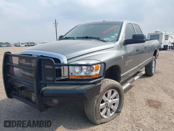 2006 Dodge 2500 SLT z VIN 1D7KS28C56J235984, wystawiony jako IAAI lot #42232600 z przebiegiem 366 134 mil mil oraz . Historia ofert i sprzedaży dostępna na DreamBid. Obrazek 17.