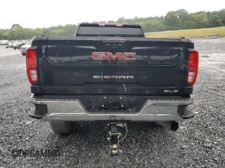 2018 GMC Sierra 2500HD SLE z VIN 1GT49MEY1PF165625, wystawiony jako Copart lot #58934545 z przebiegiem 27 985 mil mil oraz Szkoda całkowita • Salvage title. Historia ofert i sprzedaży dostępna na DreamBid. Obrazek 6.
