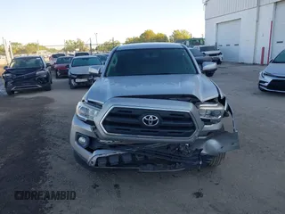 2017 Toyota Tacoma SR5 z VIN 5TFAZ5CN3HX024083, wystawiony jako IAAI lot #41739213 z przebiegiem 111 226 mil mil oraz . Historia ofert i sprzedaży dostępna na DreamBid. Obrazek 12.