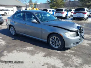 2010 BMW 3 Series 328i xDrive z VIN WBAPK5C52AA652737, wystawiony jako IAAI lot #41698992 z przebiegiem 173 675 mil mil oraz . Historia ofert i sprzedaży dostępna na DreamBid. Obrazek 1.