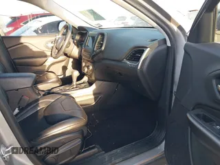 2019 Jeep Cherokee Latitude Plus with VIN 1C4PJLLB7KD128600, listed as a IAAI auction lot 41762380 with 44,740 mi miles. Bid and sale history available at carsss.com. Image 5.