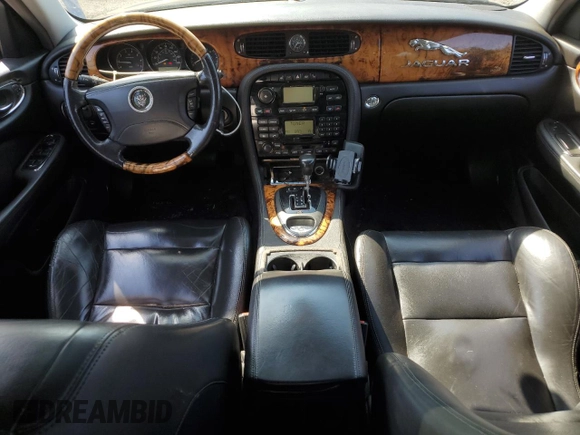 2004 Jaguar XJ R z VIN SAJWA73B44TG20291, wystawiony jako Copart lot #54452375 z przebiegiem 148 491 mil mil oraz Czysty tytuł • Clean title. Historia ofert i sprzedaży dostępna na DreamBid. Obrazek 8.