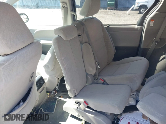 2018 Toyota Sienna LE Auto Access Seat with VIN 5TDKZ3DC4JS925755, listed as a IAAI auction lot 41887172 with 212,921 mi miles. Bid and sale history available at carsss.com. Image 8.