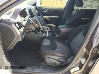 2018 Jeep Cherokee Latitude z VIN 1C4PJMCB7JD509688, wystawiony jako Copart lot #57351485 z przebiegiem 223 464 mil mil oraz Szkoda całkowita • Salvage title. Historia ofert i sprzedaży dostępna na DreamBid. Obrazek 7.