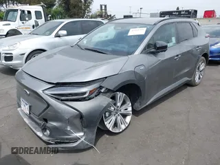 2024 Subaru Solterra Premium z VIN JTMABABA2RA056054, wystawiony jako IAAI lot #42018399 z przebiegiem 6 220 mil mil oraz . Historia ofert i sprzedaży dostępna na DreamBid. Obrazek 25.