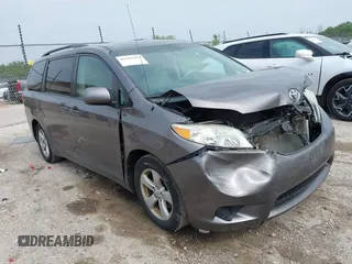 2011 Toyota Sienna LE AAS z VIN 5TDKK3DC8BS091026, wystawiony jako IAAI lot #42441983 z przebiegiem 191 553 mil mil oraz . Historia ofert i sprzedaży dostępna na DreamBid. Obrazek 1.