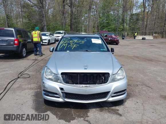 2013 Mercedes-Benz C 300 Sport z VIN WDDGF8AB7DA819850, wystawiony jako IAAI lot #42026423 z przebiegiem 245 097 mil mil oraz . Historia ofert i sprzedaży dostępna na DreamBid. Obrazek 12.