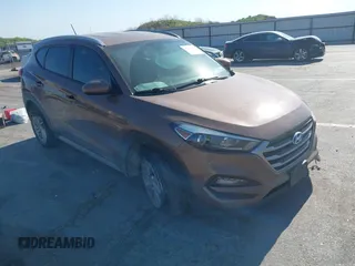 2017 Hyundai Tucson SE z VIN KM8J33A47HU485803, wystawiony jako IAAI lot #42269337 z przebiegiem 96 541 mil mil oraz . Historia ofert i sprzedaży dostępna na DreamBid. Obrazek 1.