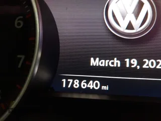 2016 Volkswagen Touareg Sport z VIN WVGEF9BP2GD010630, wystawiony jako IAAI lot #41837326 z przebiegiem 178 640 mil mil oraz . Historia ofert i sprzedaży dostępna na DreamBid. Obrazek 15.