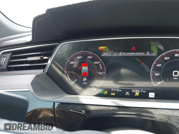 2024 Audi Q8 e-tron Prestige z VIN WA16ABGE6RB005963, wystawiony jako IAAI lot #42067970 z przebiegiem 7 113 mil mil oraz . Historia ofert i sprzedaży dostępna na DreamBid. Obrazek 17.