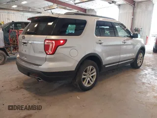 2018 Ford Explorer XLT z VIN 1FM5K8D83JGC40596, wystawiony jako IAAI lot #42263327 z przebiegiem 66 948 mil mil oraz . Historia ofert i sprzedaży dostępna na DreamBid. Obrazek 4.