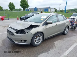 2016 Ford Focus SE z VIN 1FADP3F26GL332224, wystawiony jako IAAI lot #42167222 z przebiegiem 134 423 mil mil oraz . Historia ofert i sprzedaży dostępna na DreamBid. Obrazek 2.
