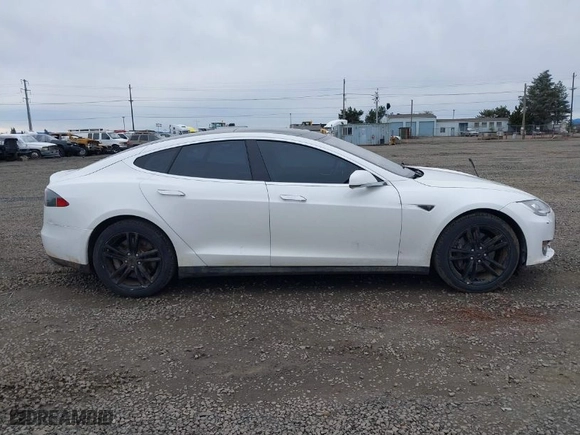 2013 Tesla Model S with VIN 5YJSA1CG3DFP16662, listed as a IAAI auction lot 41652712 with 105,176 mi miles. Bid and sale history available at carsss.com. Image 13.